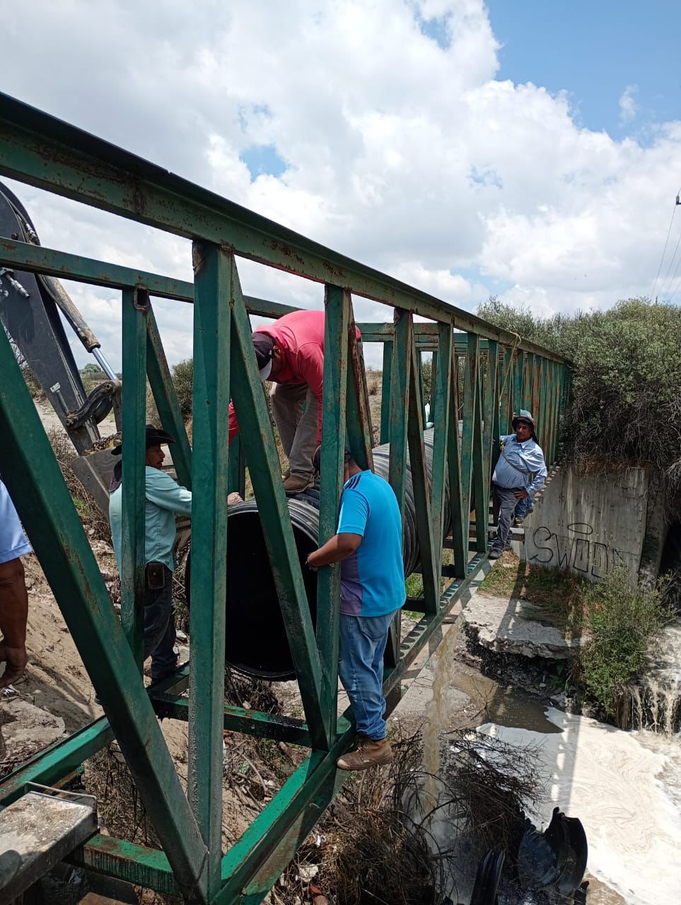 Atienden de manera inmediata daños en red de drenaje tras quema agrícola fuera de control en Huamantla